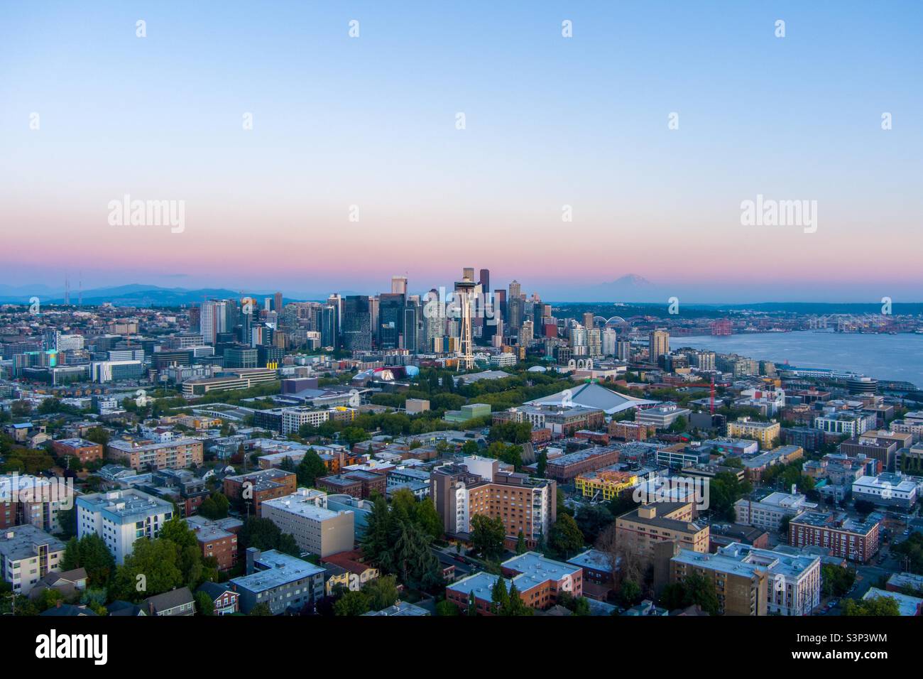 Seattle Sonnenuntergang über dem Kerry Park Stockfoto