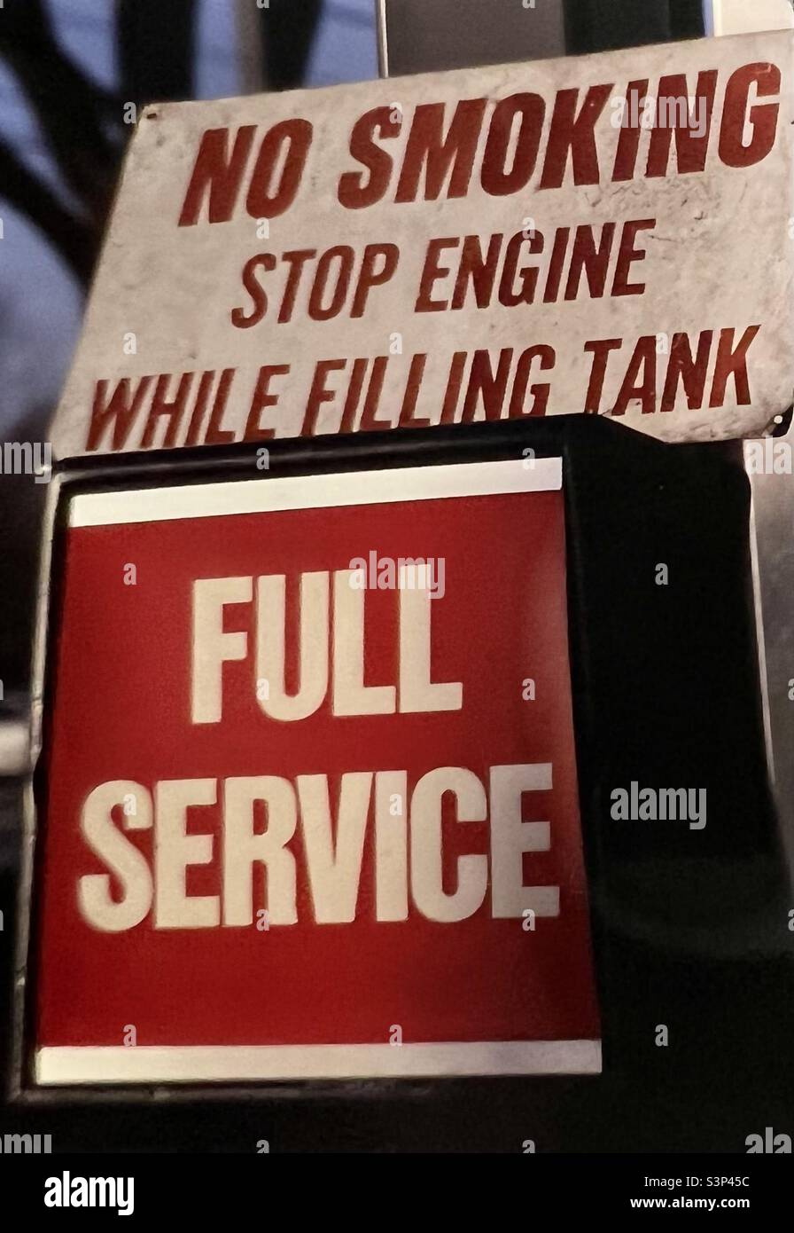 Tankstelle mit Full-Service-Schild Stockfoto