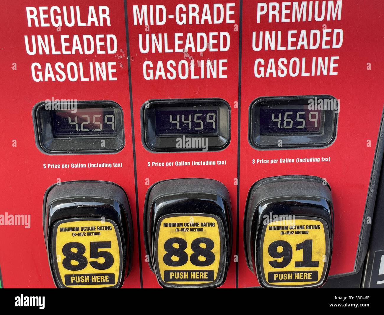Die Gaspreise steigen weiter…! Kommen Sie zu einer Pumpe in Ihrer Nähe… Stockfoto