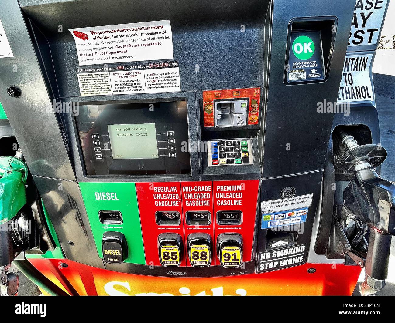 Die Gaspreise steigen weiter…! Kommen Sie zu einer Pumpe in Ihrer Nähe… Stockfoto