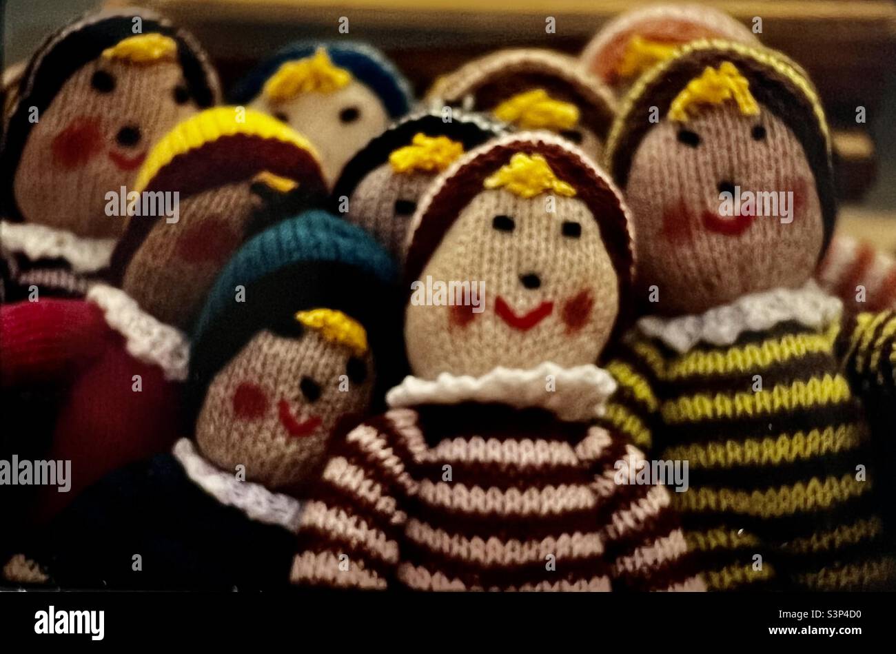 Handgemachte Strickpuppen auf dem Londoner Greenwich Market - Smartphone-aufgenommenes Stockfoto