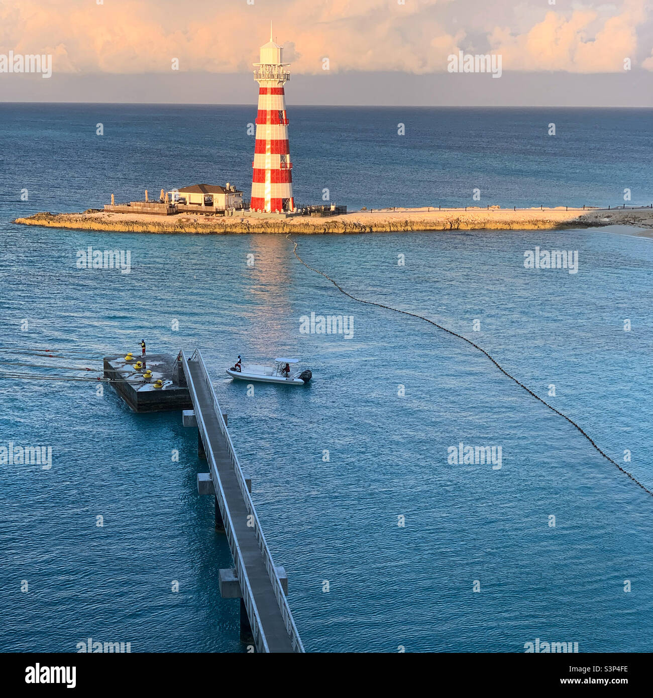 Januar 2022, Morgenansicht von einem Balkon auf der MSC Divina des Leuchtturms auf der MSC-Privatinsel Ocean Cay, gelegen in Bimini, Bahamas, während einer Kreuzfahrt von Miami, Florida, USA - Smartphone-aufgenommenes Stockfoto