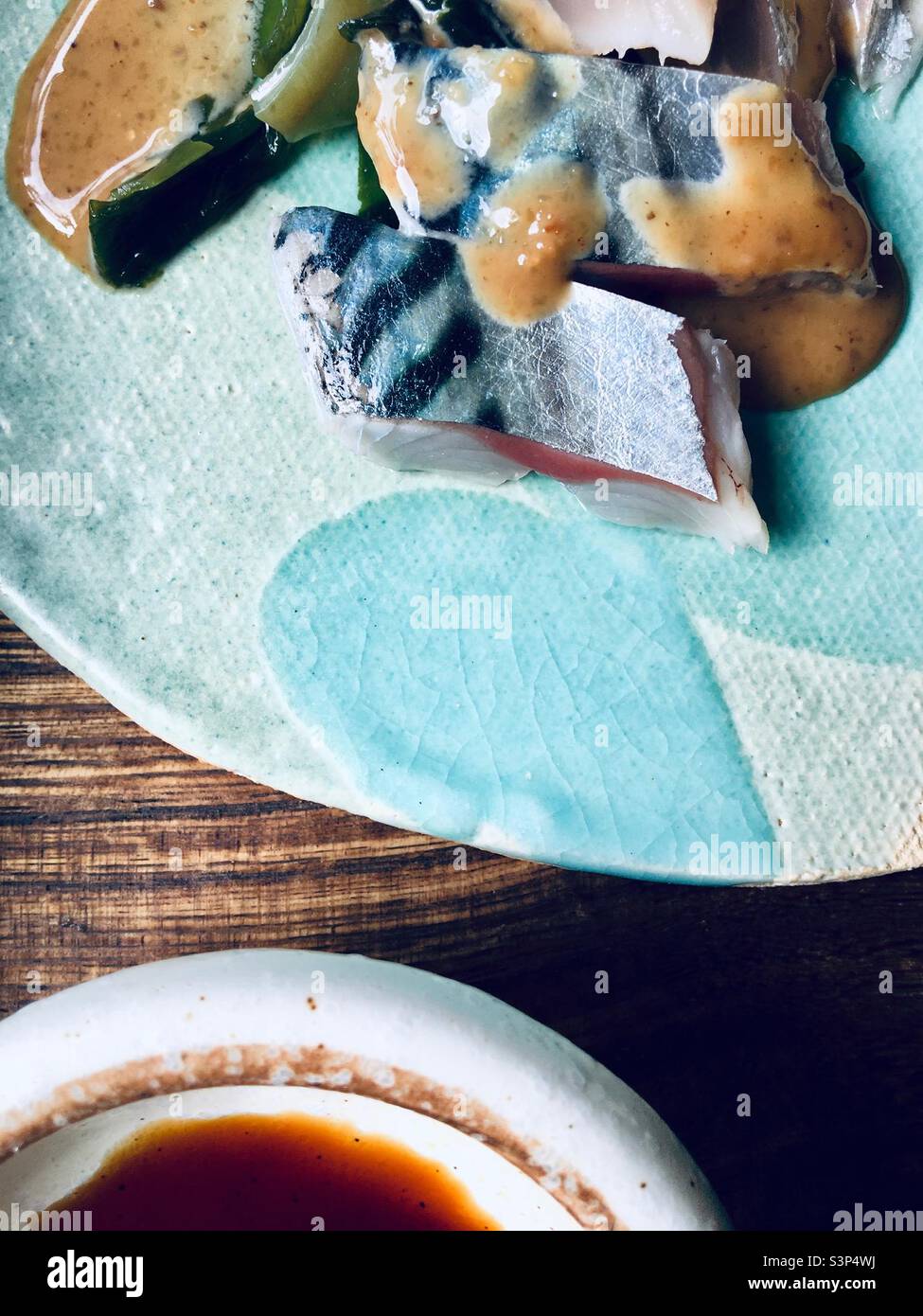 Sashimi mit Erdnusssoße Stockfoto