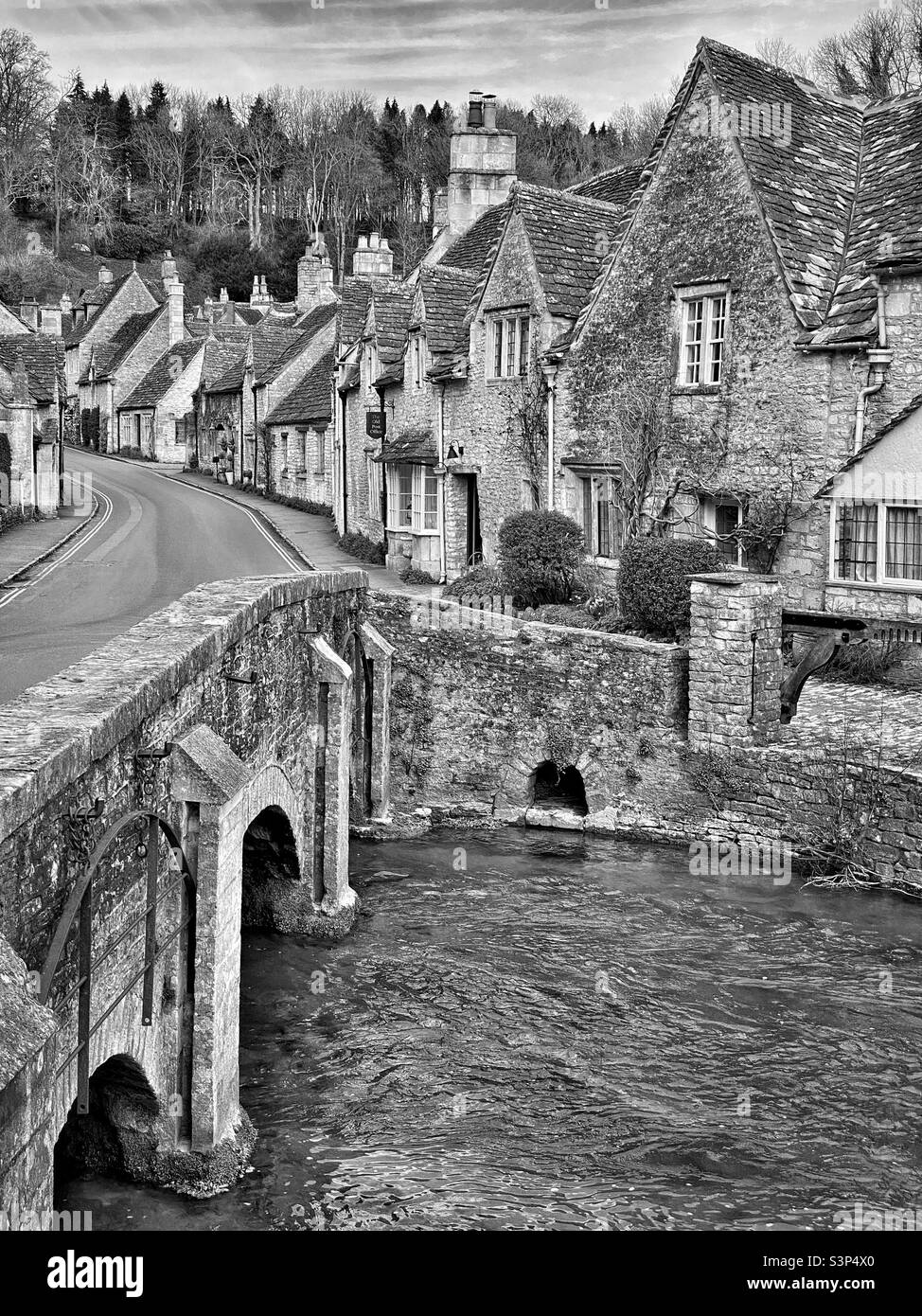 Castle Combe Dorf ist ein Touristenziel in Wiltshire, England. Es wurde als Drehort für viele Film- und fernsehprogramme genutzt und zum schönsten Dorf Englands gewählt. ©️ COLIN HOSKINS. Stockfoto