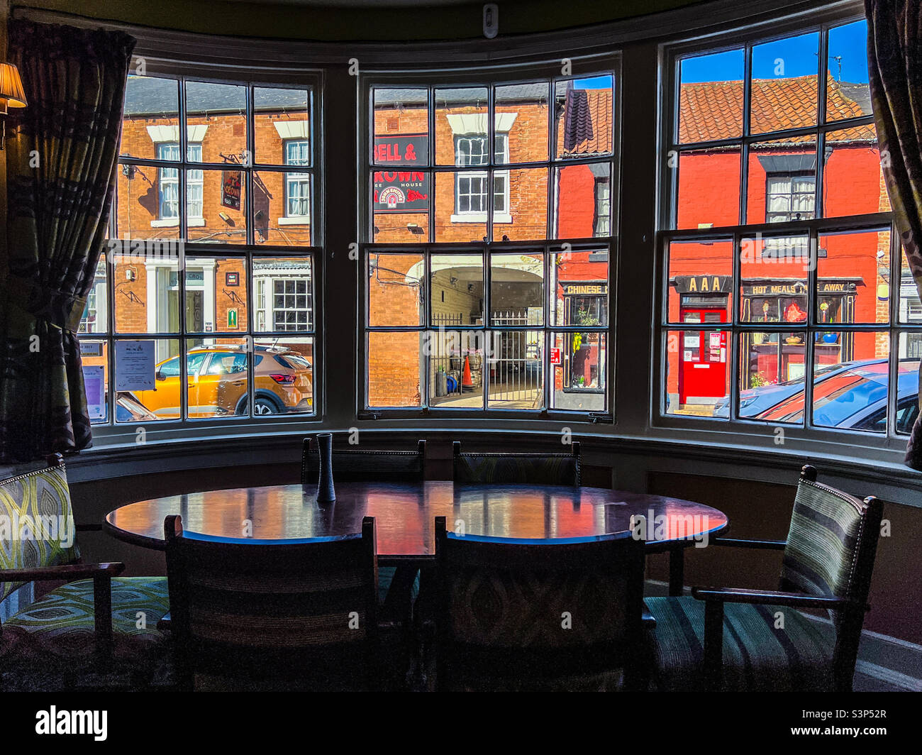 Blick von einem Erkerfenster in einem lokalen Pub Stockfoto