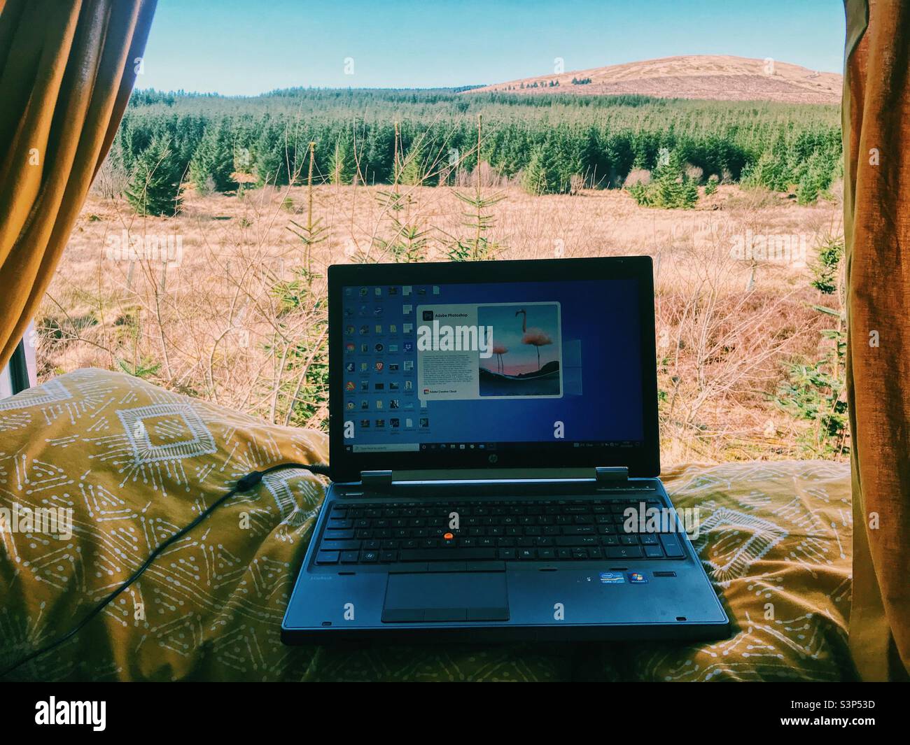 Arbeiten von einem Wohnmobil in Schottland, Blick aus der Tür. Digitaler Nomade. Reisefotograf - Smartphone-aufgenommenes Stockfoto