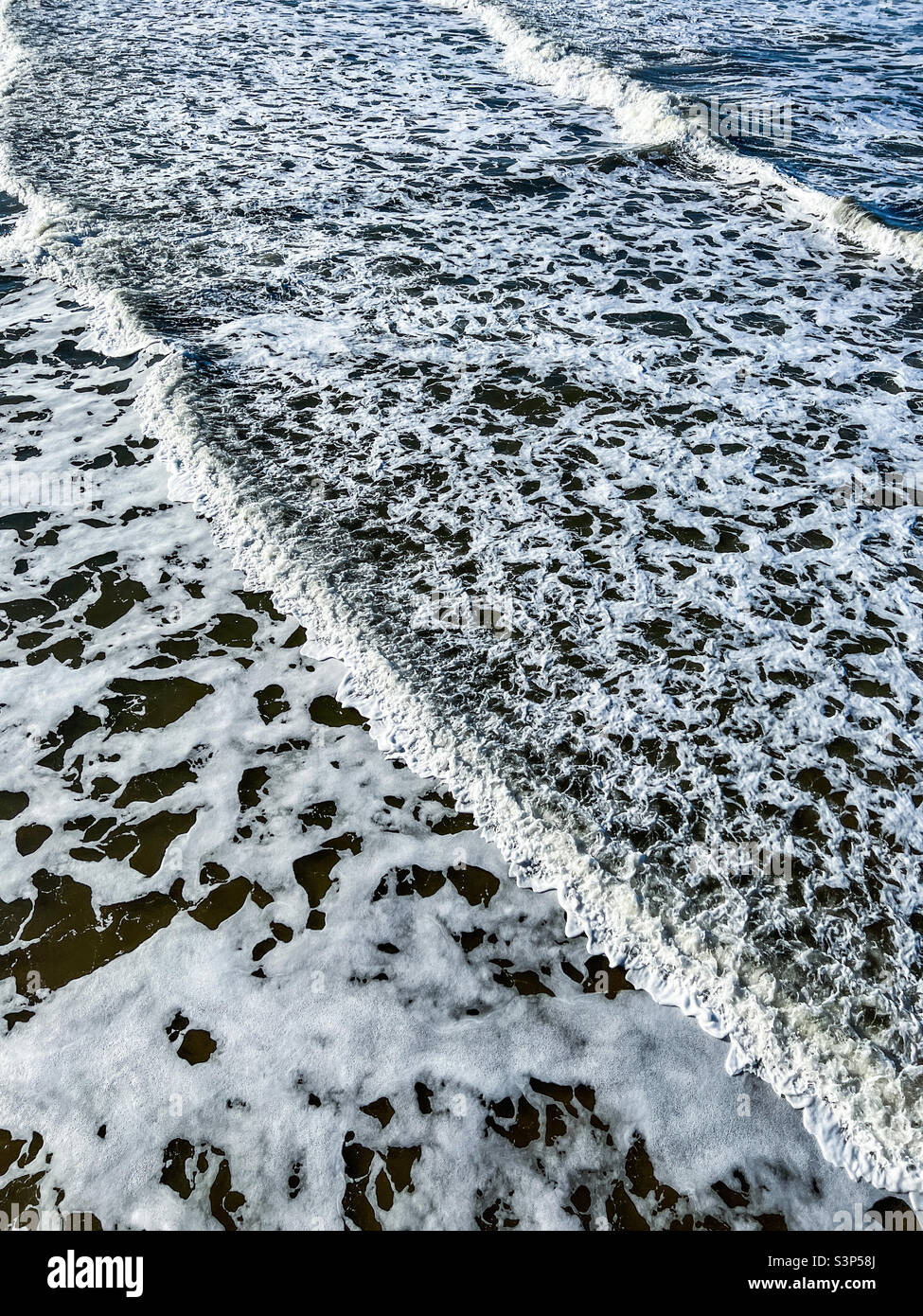 Wellen kreuzen sich in der Nordsee in Whitby North Yorkshire Stockfoto