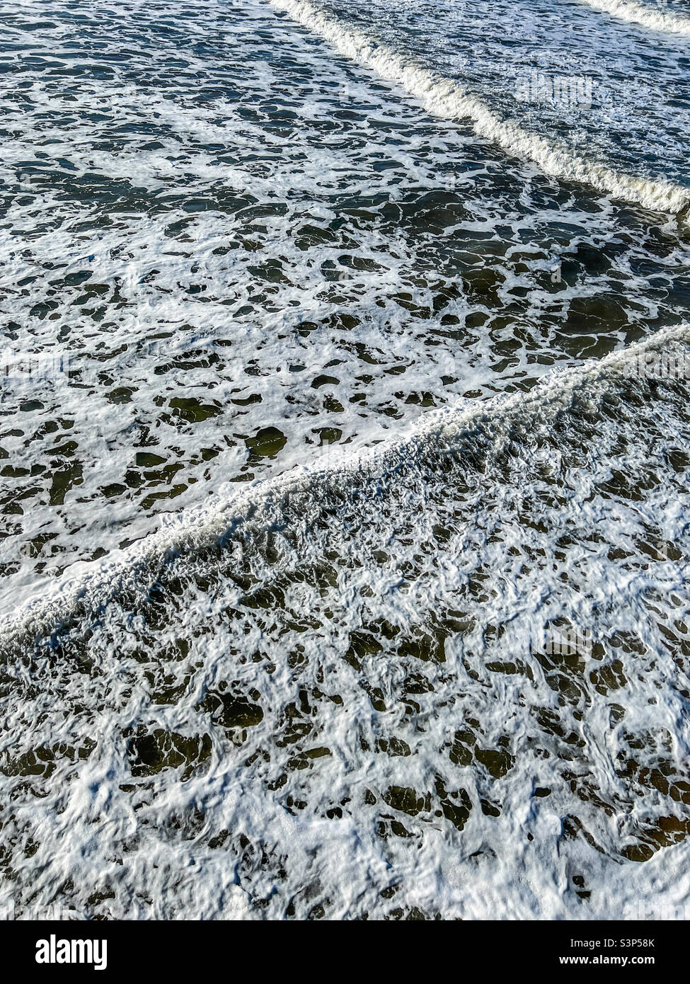 Wellen kreuzen sich in der Nordsee in Whitby North Yorkshire Stockfoto