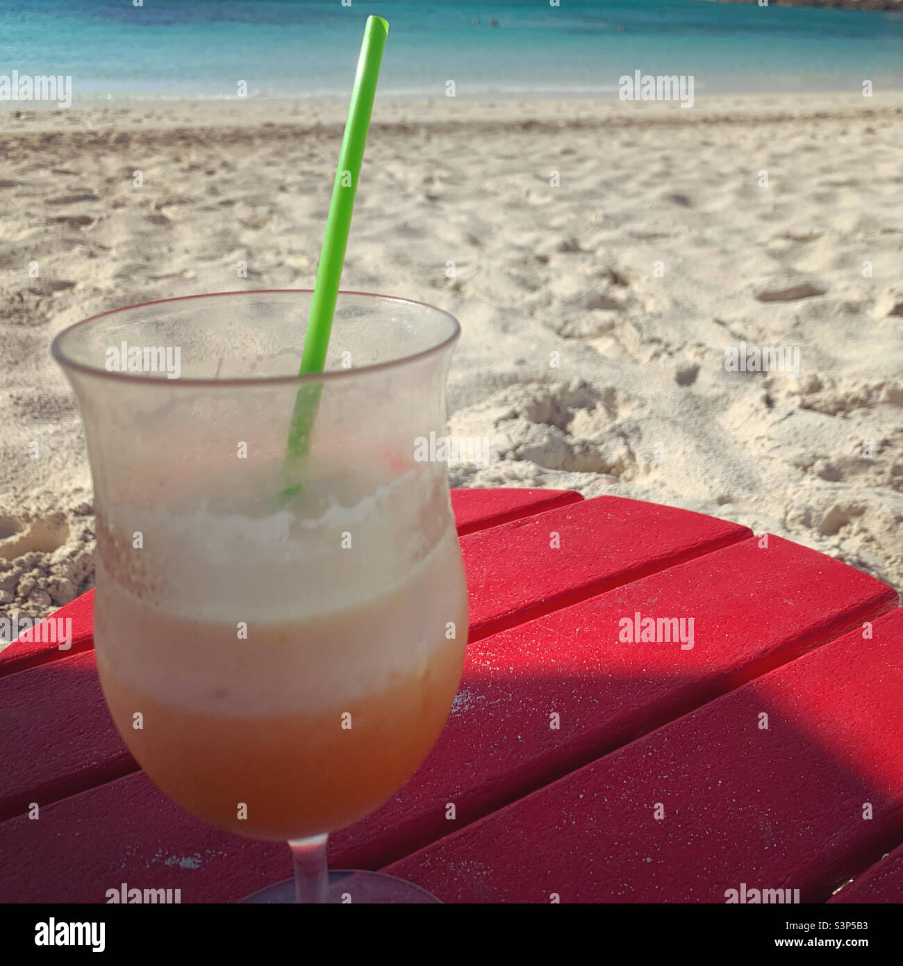 Ein fruchtiges Getränk am Strand Stockfoto