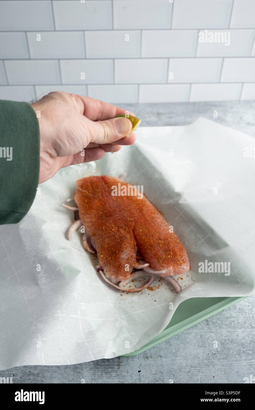 Kochen zu Hause, Tilapia Filet Rezept - Smartphone-aufgenommenes Stockfoto