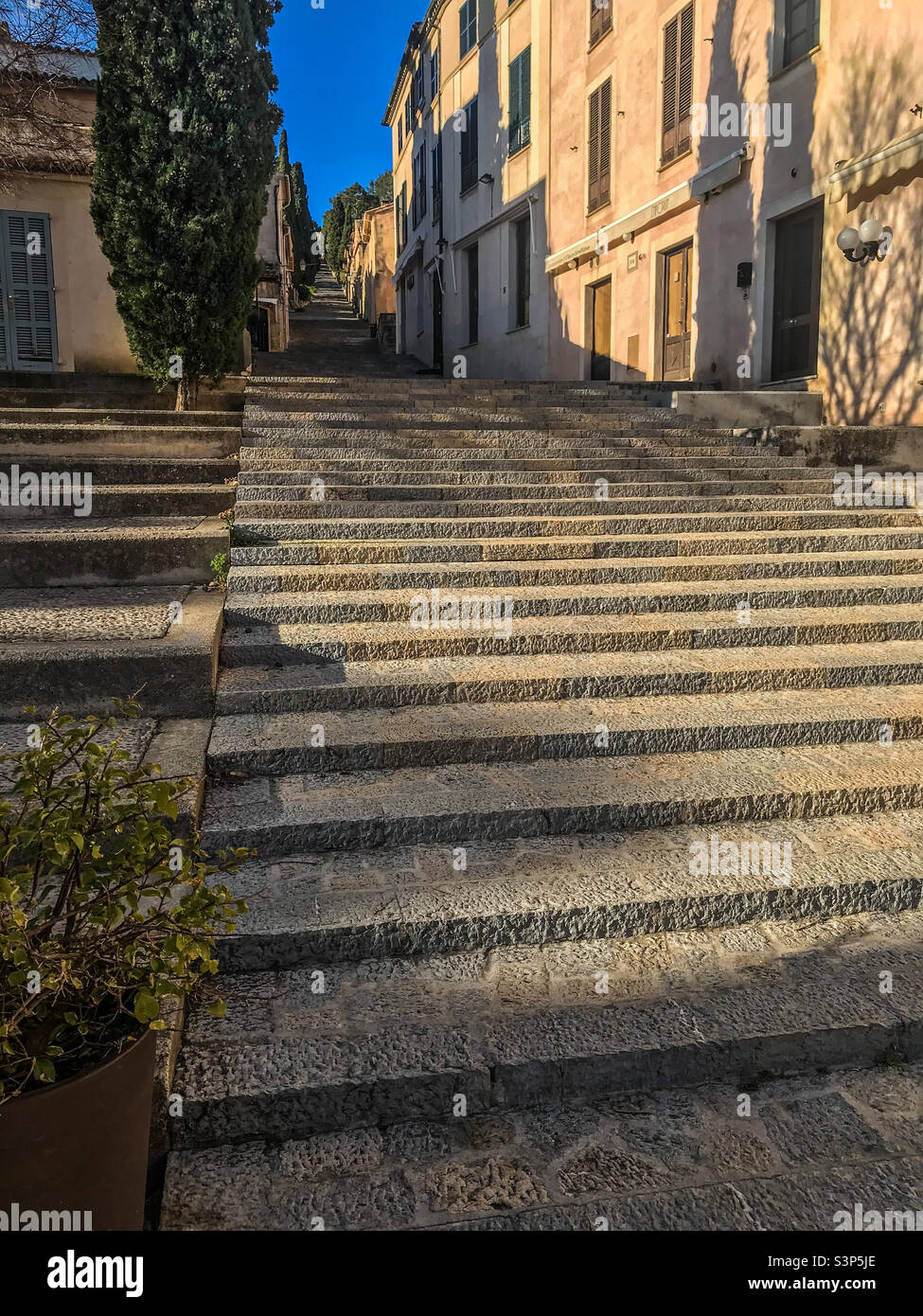 Calvari-Treppe, Pollenca-Stadt, Mallorca - Smartphone-aufgenommenes Stockfoto