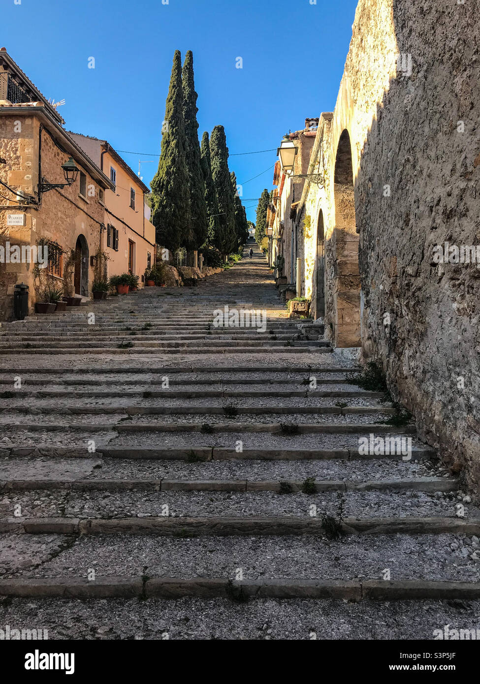 Calvari-Treppe, Pollenca-Stadt, Mallorca - Smartphone-aufgenommenes Stockfoto