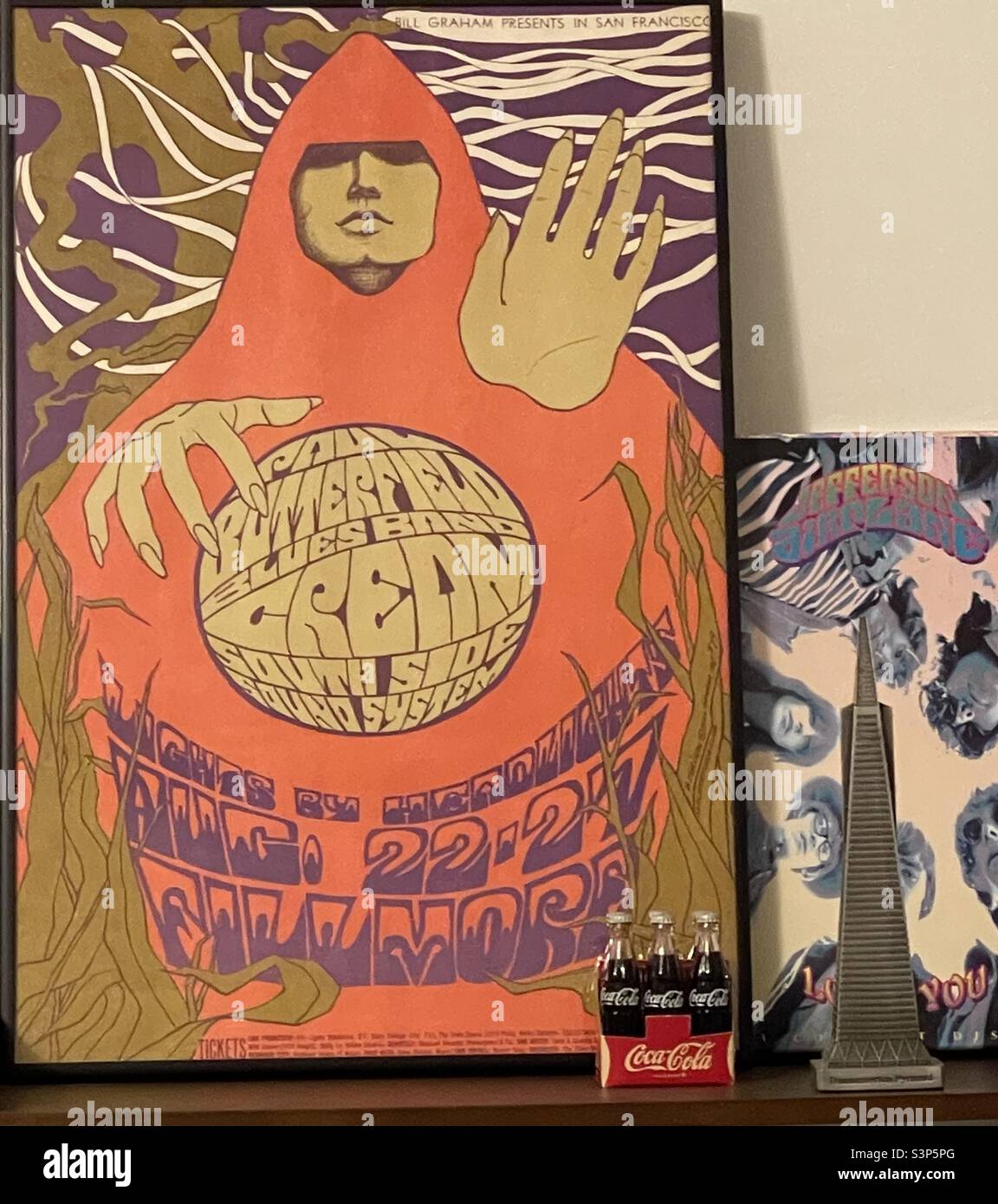 Erinnerungsstücke aus den 1960er Jahren wurden auf Regalen in einem Haus in Utah, USA, ausgestellt. Stockfoto