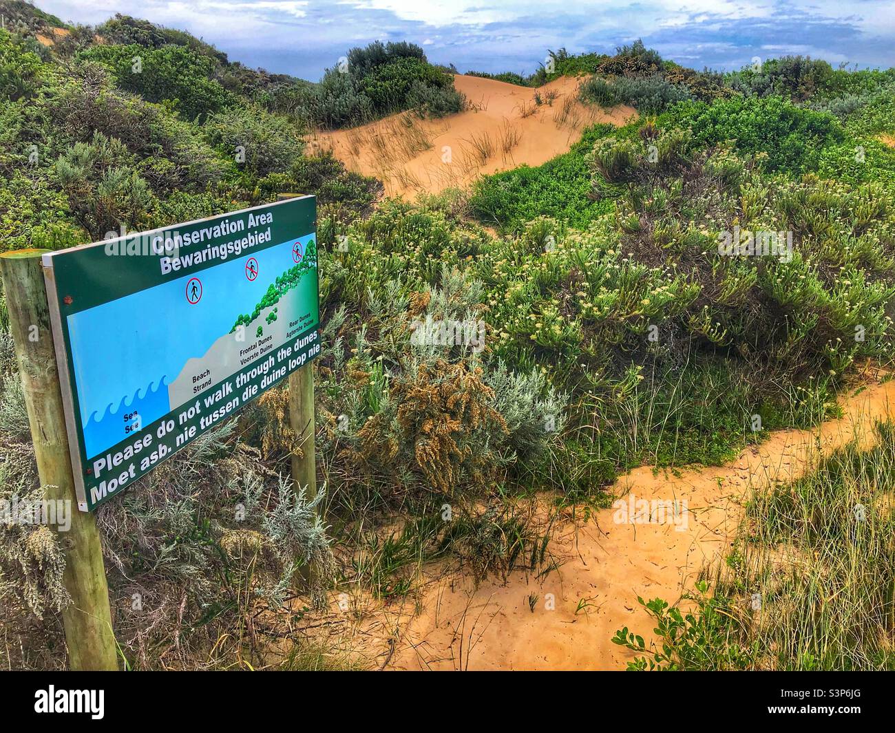 Ein Schild, das auf ein Dünenschutzgebiet in Jeffreys Bay, Südafrika, hinweist Stockfoto