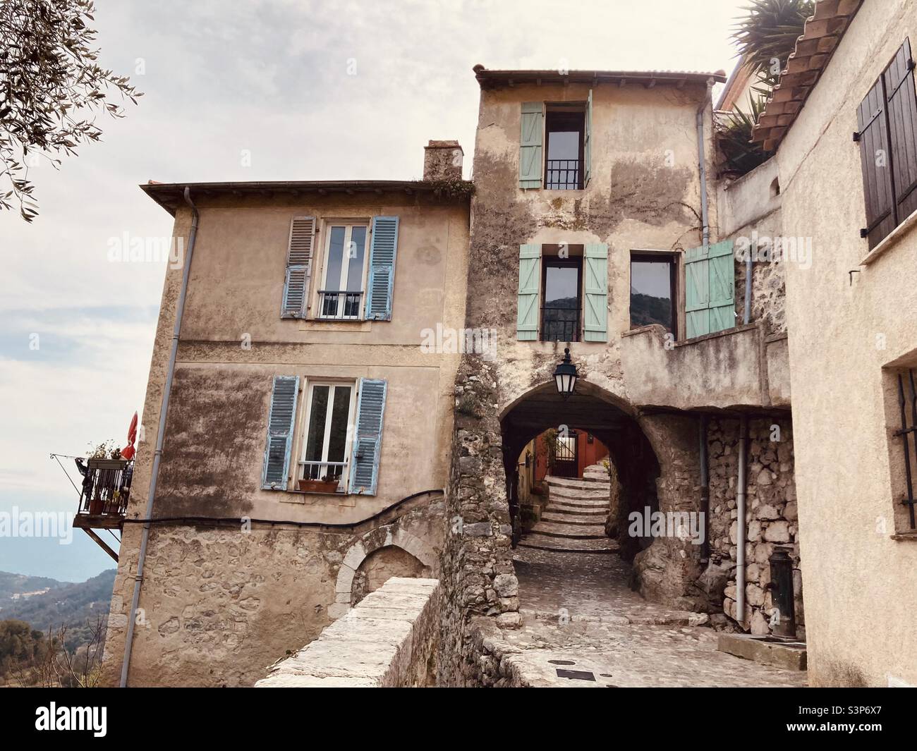 Gorbio liegt am Stadtrand und ist eine mittelalterliche Stadt nördlich von Menton, die einen Besuch wert ist. - Smartphone-aufgenommenes Stockfoto