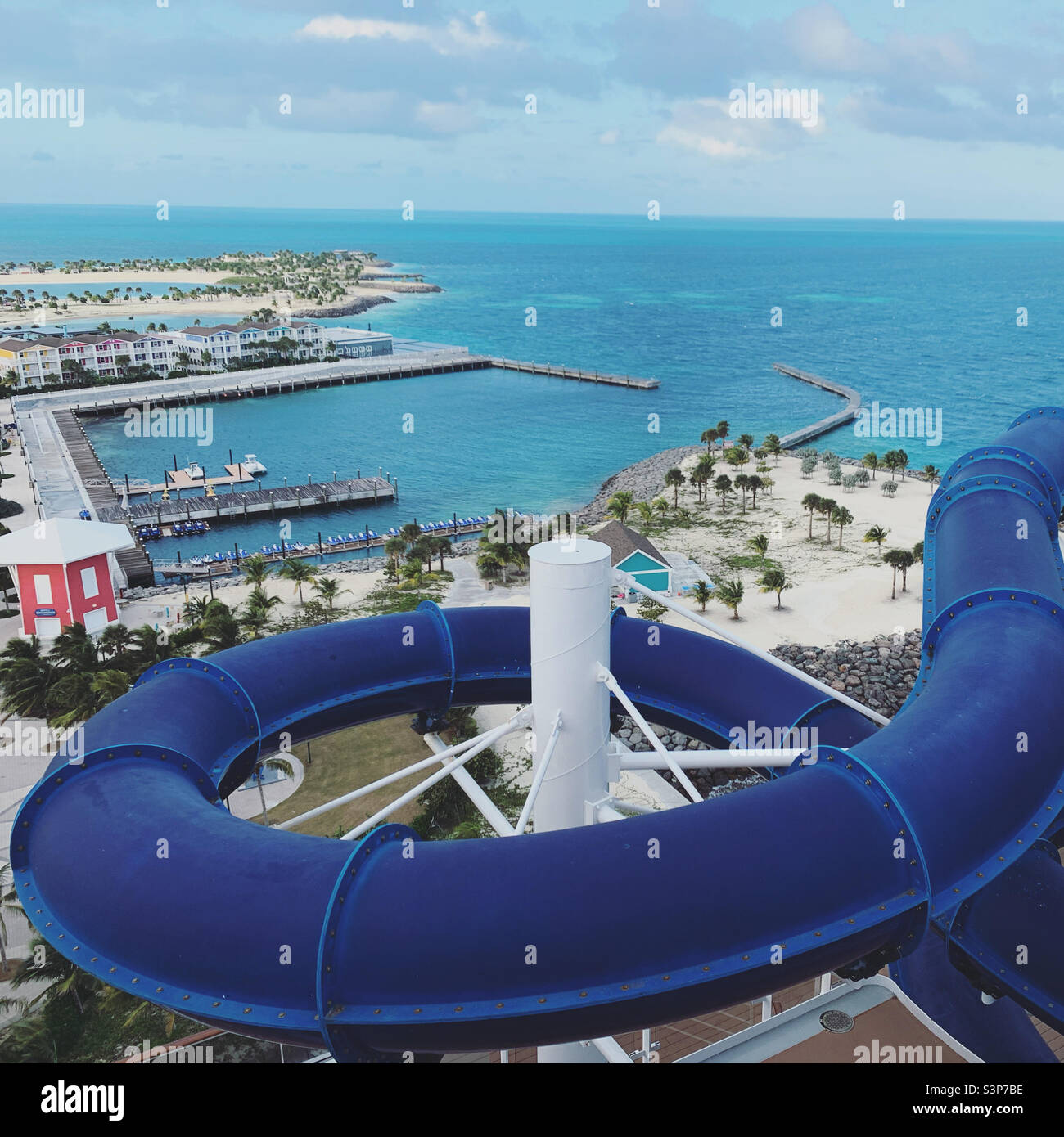 Januar 2022, Wasserrutsche auf der MSC Divina mit Blick auf Ocean Cay, die private Insel der Kreuzfahrt, in Bimini, Bahamas Stockfoto