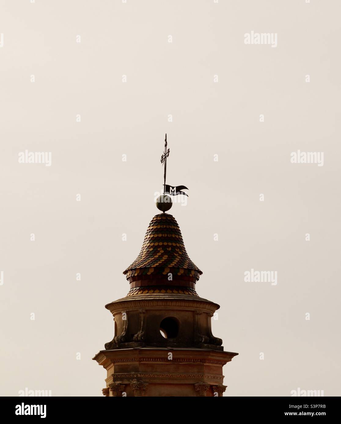 Die Spitze des Glockenturms der Chapelle des Pénitents Blancs mit der Flagge „M“ für Menton. Stockfoto