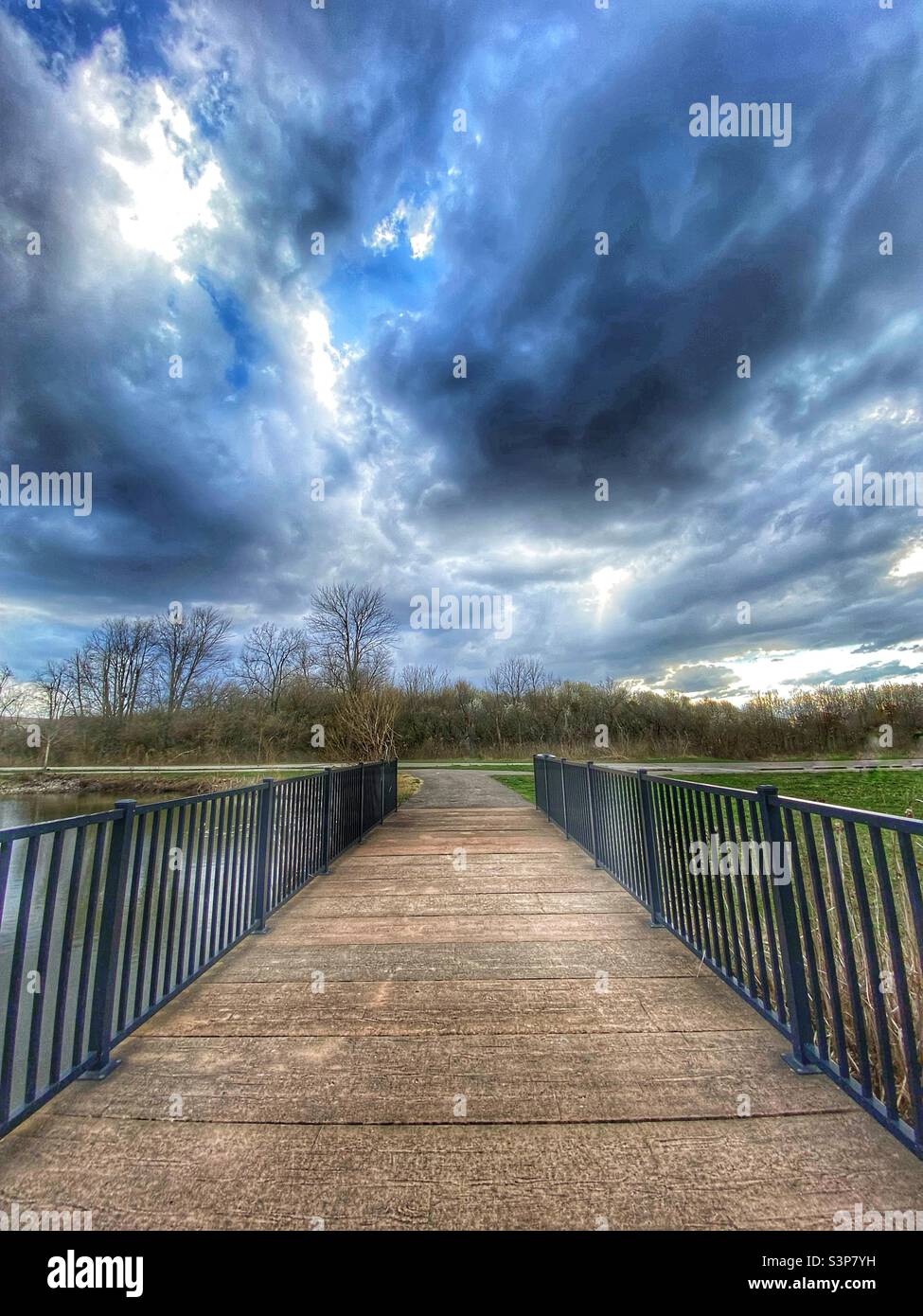 Stürmische Wolken über einer Brücke. HDR-Filter verwendet. - Smartphone-aufgenommenes Stockfoto