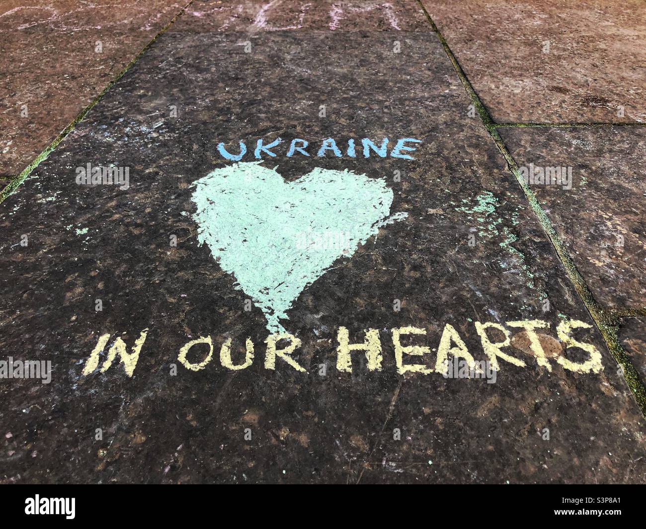 Graffiti für den Russland-Ukraine-Konflikt auf dem Hügel, Edinburgh, Schottland Stockfoto