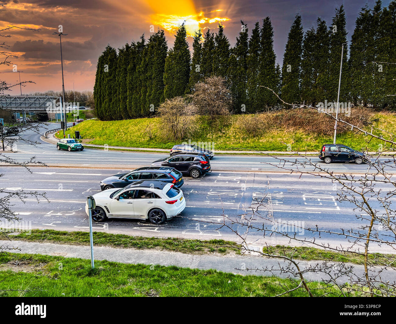 Fahrzeuge und Verkehr auf einer zweispurigen Straße, die auf die Autobahn in Leeds West Yorkshire UK führt - Smartphone-aufgenommenes Stockfoto