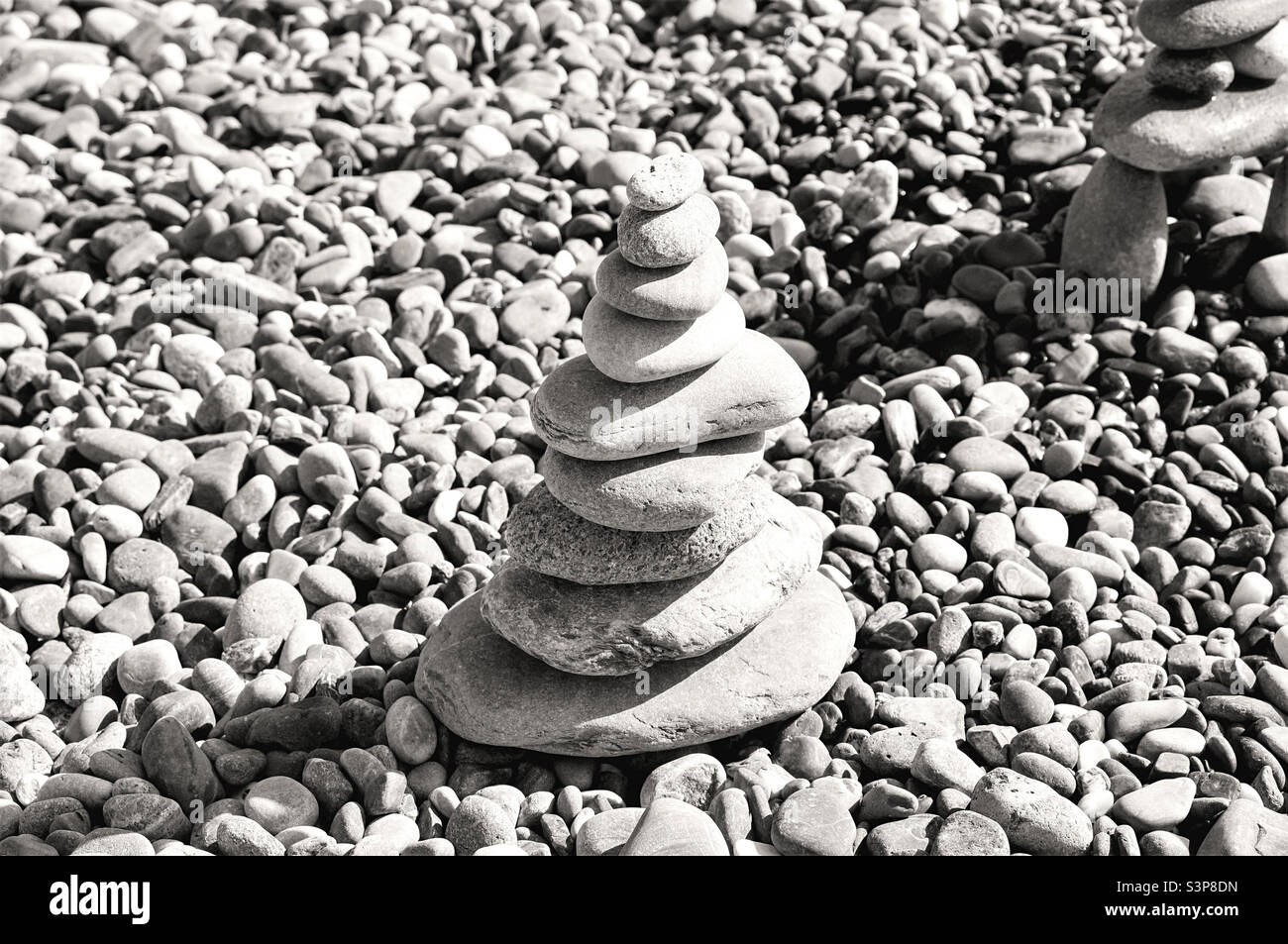 Pyramide aus flachen Steinen im Sonnenlicht Stockfoto