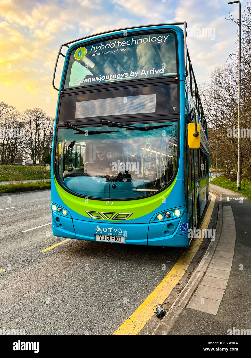 Der Bus X17 nach Ossett in West Yorkshire mit einem Elektrobus mit Arriva Hybrid-Technologie Stockfoto