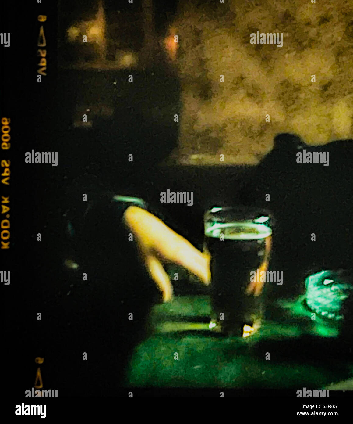 Impressionist verwischen die Hand der Frau mit einem Pint Bier in einem Pub - Smartphone-aufgenommenes Stockfoto