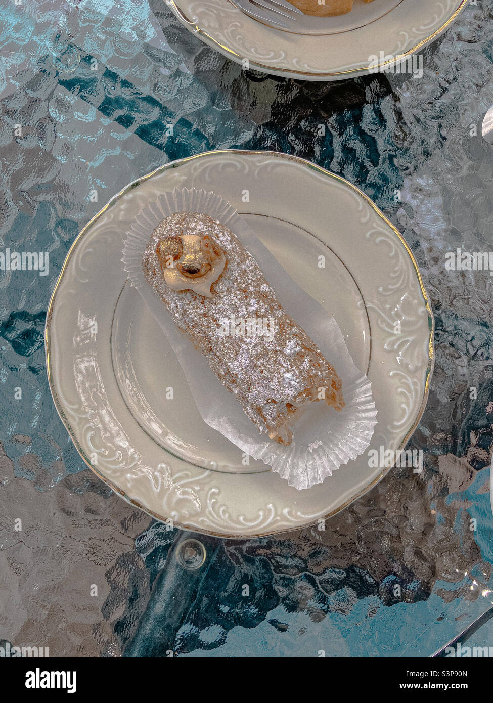 Ästhetisches Foto eines eclair mit silbernem Paket Stockfoto