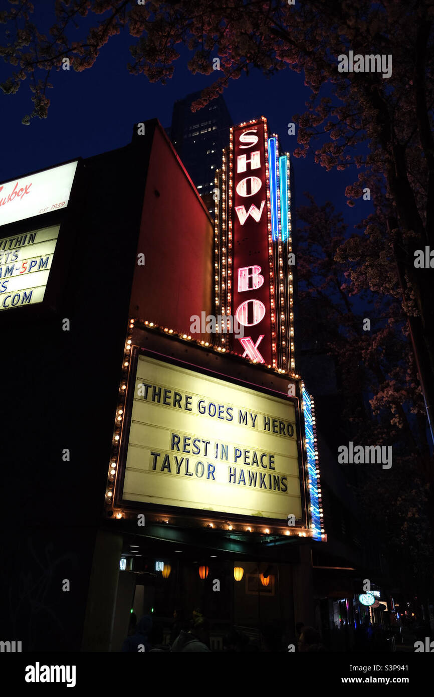 Seattle, USA. 26. März 2022. Die Show Box auf dem Markt mit einer Nachricht auf dem Festzelt, Es geht mein Held Rest in Frieden Taylor Hawkins. Eine Hommage an den verstorbenen Foo Fighter Drummer. - Smartphone-aufgenommenes Stockfoto