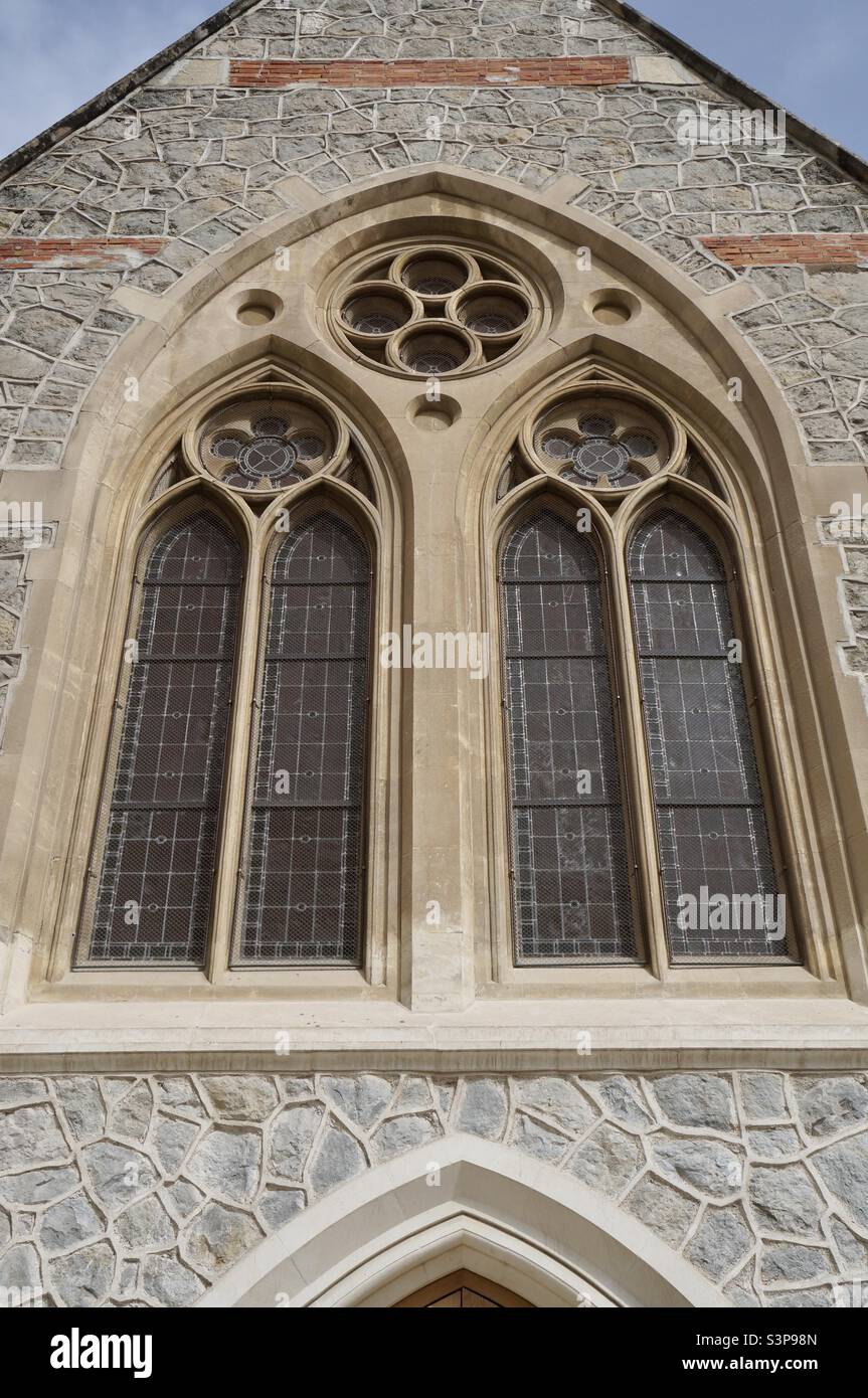Wunderschöne Buntglasfenster in der anglikanischen Kirche Saint John's in Menton Frankreich. Stockfoto