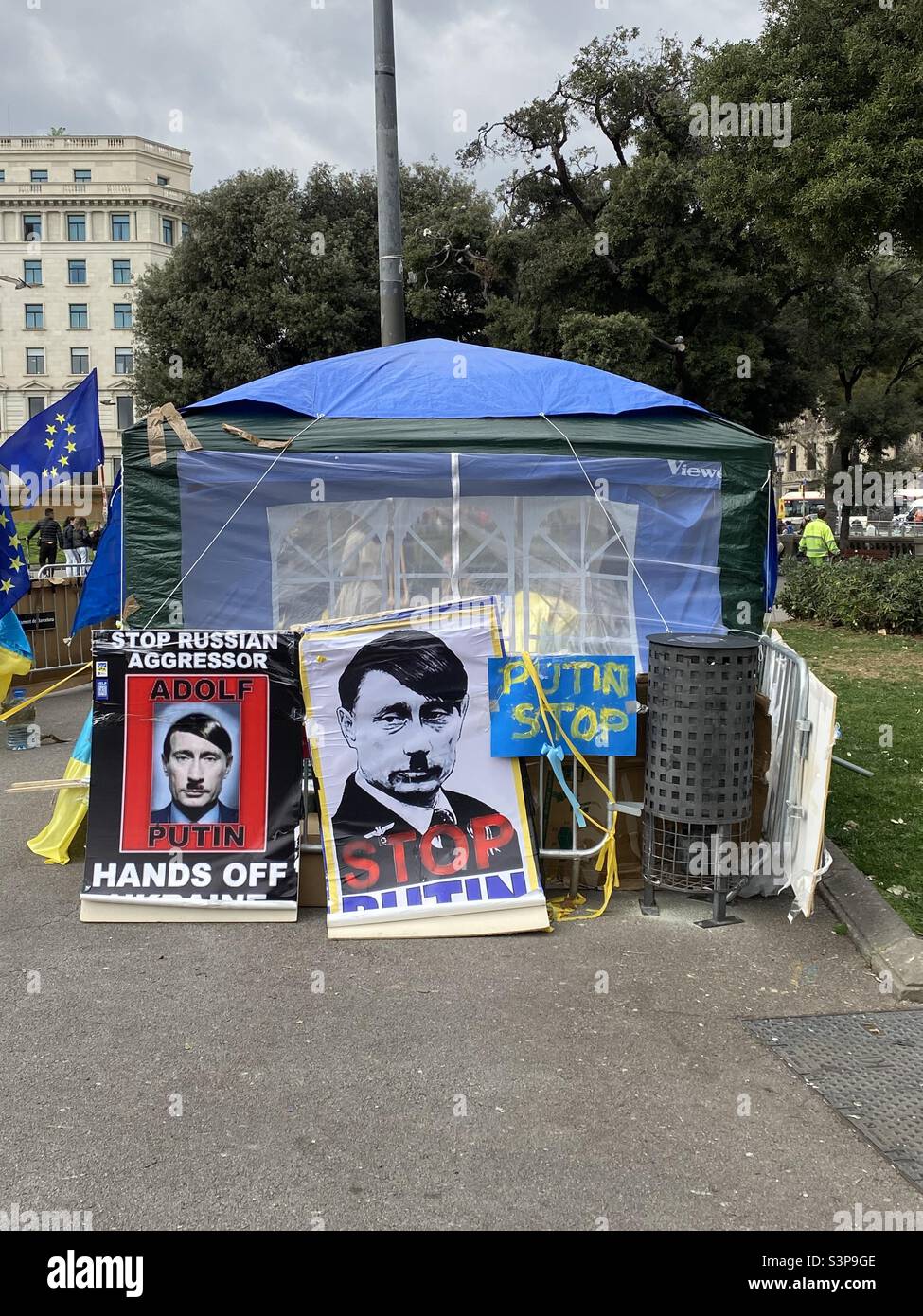 Protest gegen den Krieg in der Ukraine an der Plaça de Catalunya, Barcelona, Katalonien, Spanien. 17. März 2022. - Smartphone-aufgenommenes Stockfoto