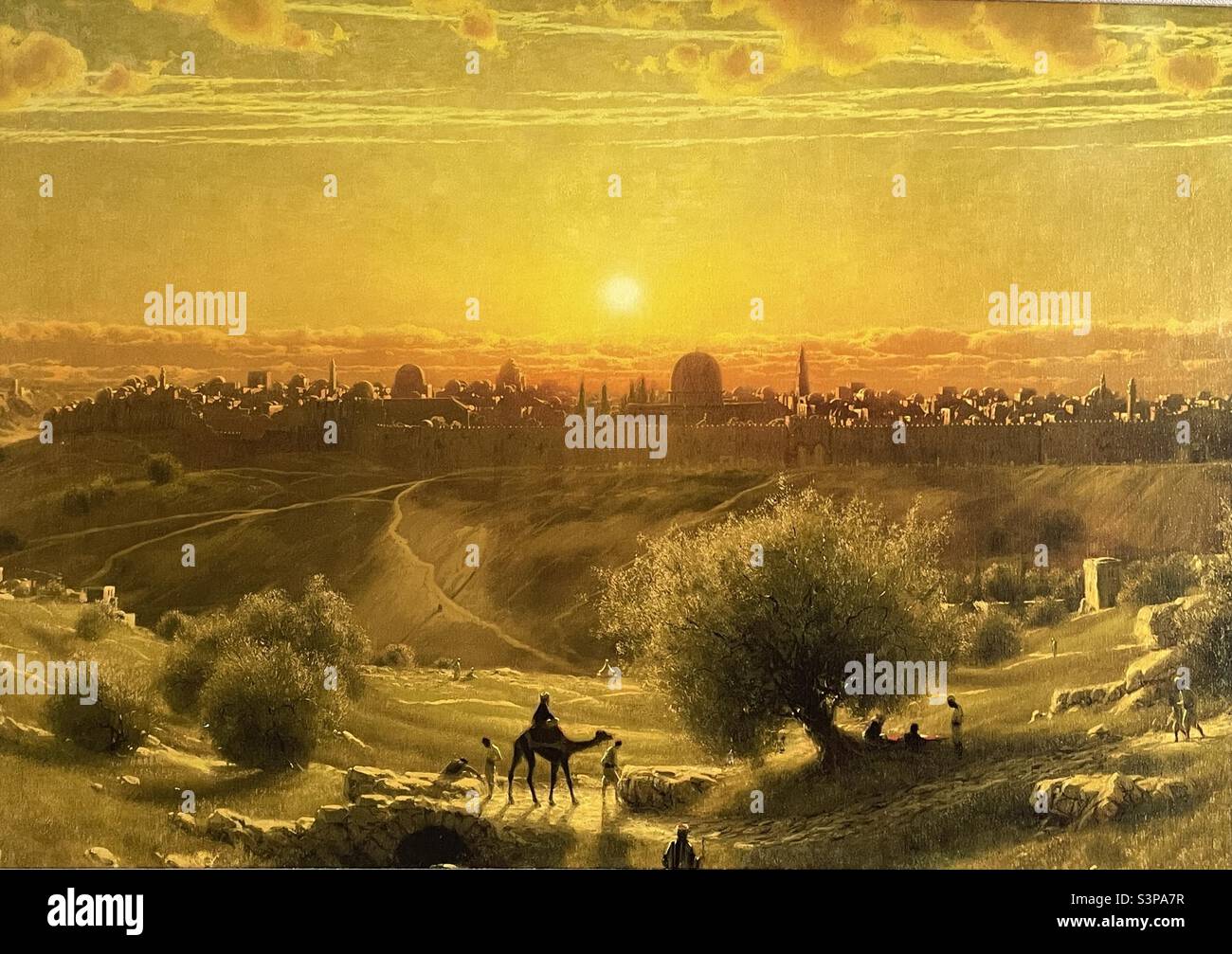 Diese historische und religiöse Sonnenuntergangslandschaft der antiken Stadt Jerusalem, die in einem Haus in Utah hängt, wird künstlerisch dargestellt, so wie sie zu Zeiten Christi entstanden sein könnte. - Smartphone-aufgenommenes Stockfoto