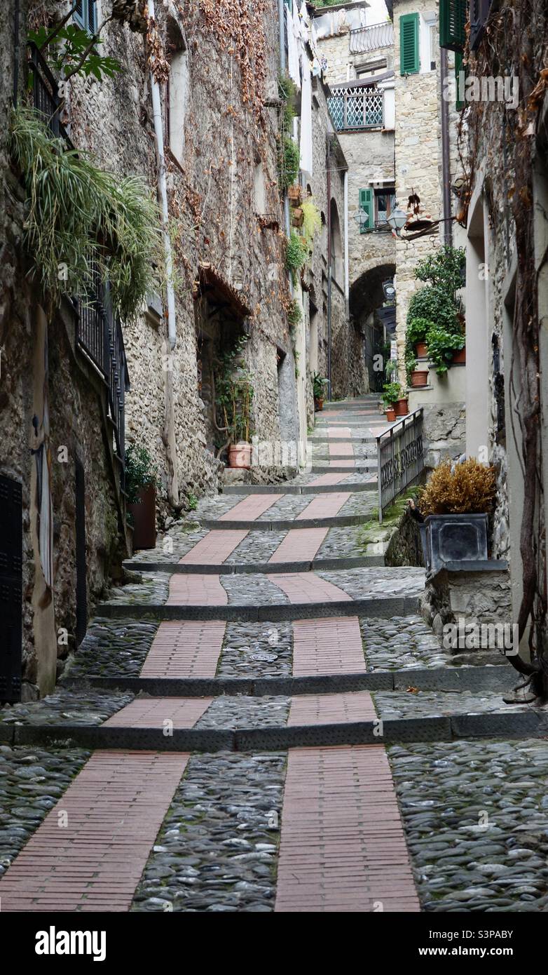Die Via Castello führt durch das mittelalterliche Dorf Dolceacqua auf dem Weg hinauf zum Castello dei Doria. Stockfoto