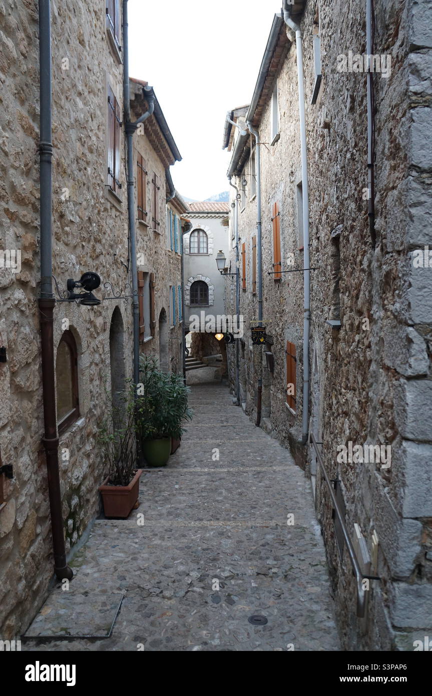 Schlängeln wir uns durch das mittelalterliche Dorf Gorbio France. Berühmt gemacht durch ein Celine Dionne Musikvideo von 1996 - Falling Into You - Smartphone-aufgenommenes Stockfoto
