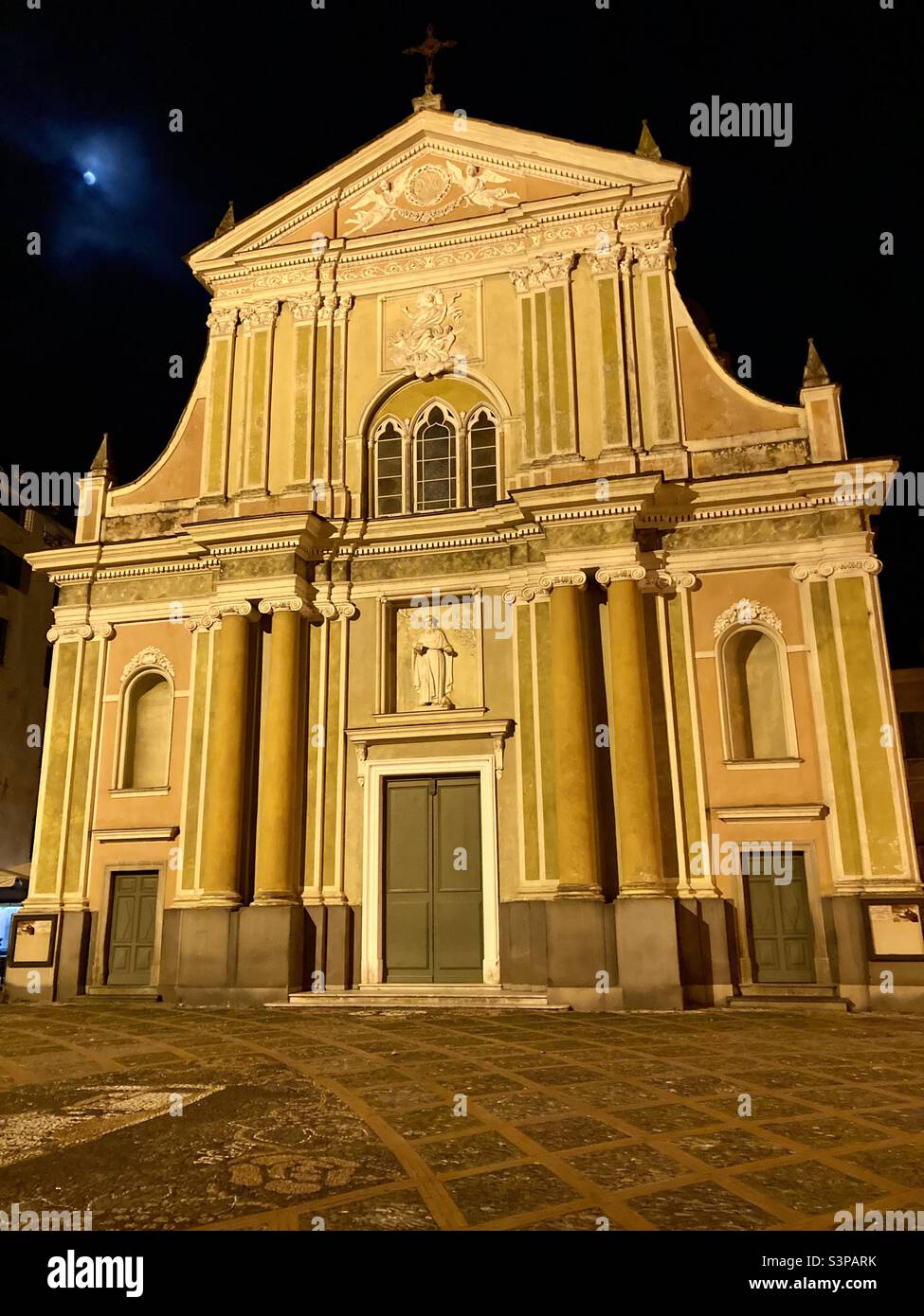 Die Kirche des heiligen Antonius Abbott in Dolceaqua mit einem Vollmond über der Schulter. Stockfoto
