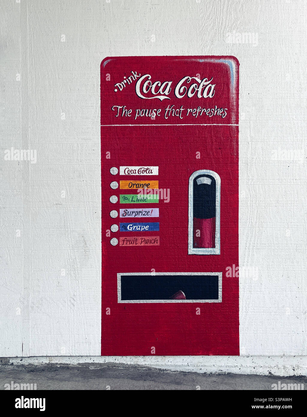 Coca-Cola-Maschine an der Wand gestrichen Stockfoto