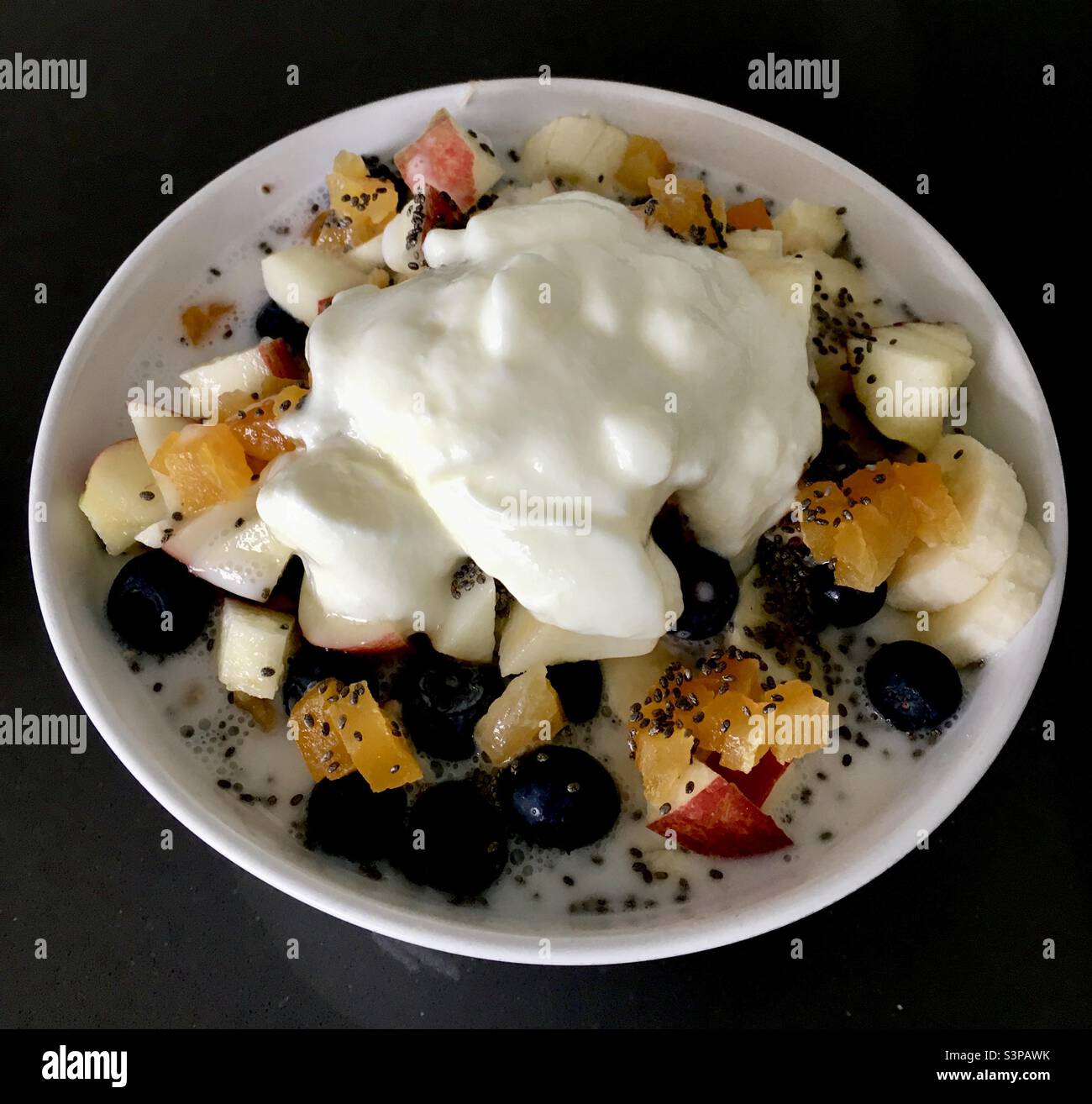 Köstliche gesunde Frühstückschale mit Obst, Hafer und Joghurt. Stockfoto