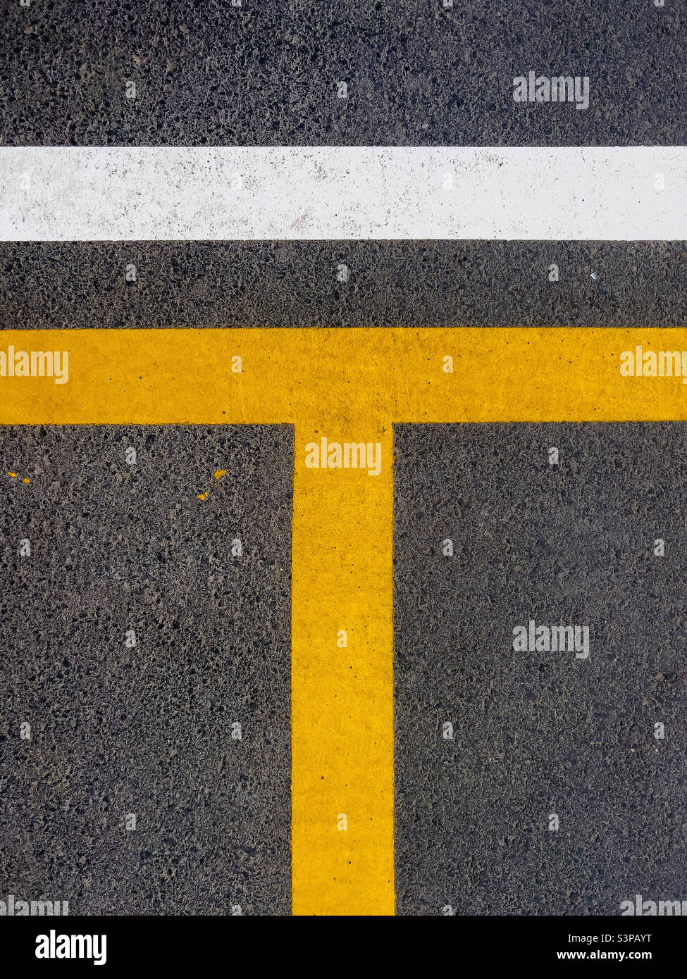 Straßenmarkierungslinien als abstrakter Hintergrund Stockfoto