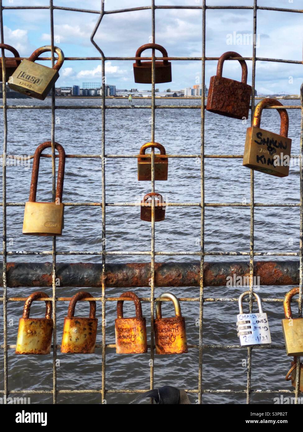 Liebe Schlösser an einem Drahtzaun Stockfoto