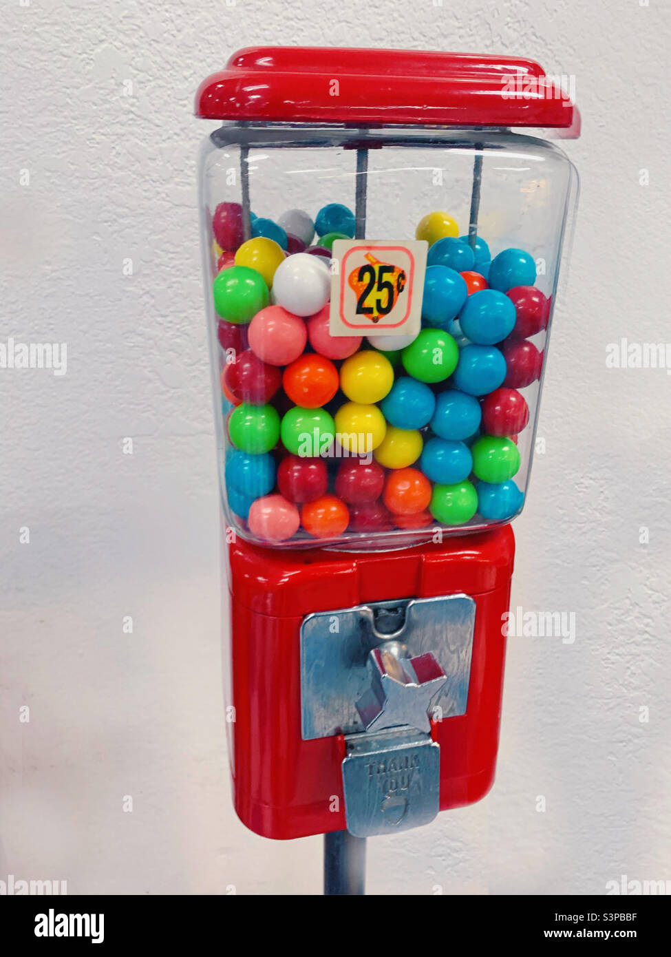 Altmodische Gummiball-Maschine mit Regenbogen von Gummibällen! Stockfoto