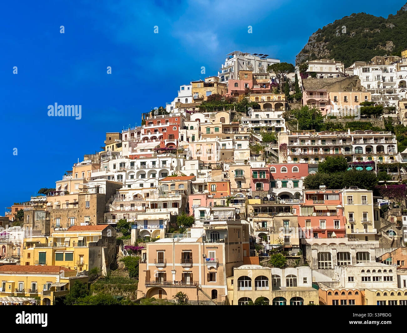 Häuser auf dem Hügel in der malerischen Amalfiküste Stadt Positano, Italien - Smartphone-aufgenommenes Stockfoto