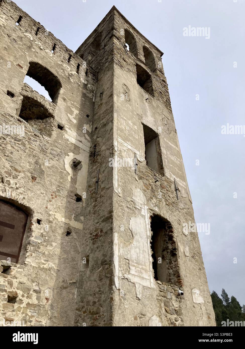 Die Fassade des Castello dei Doria im mittelalterlichen Dorf Dolceacqua in Italien. Stockfoto