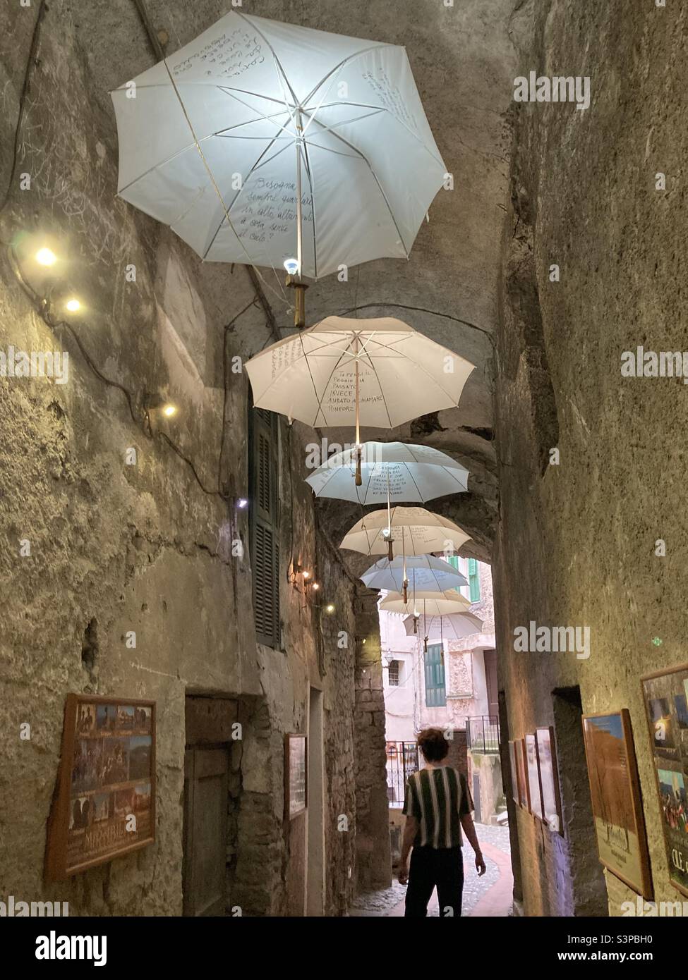 Wunderschön dekorierter Teil der Ruinen des Castello dei Doria in Dolceacqua Italien. Stockfoto