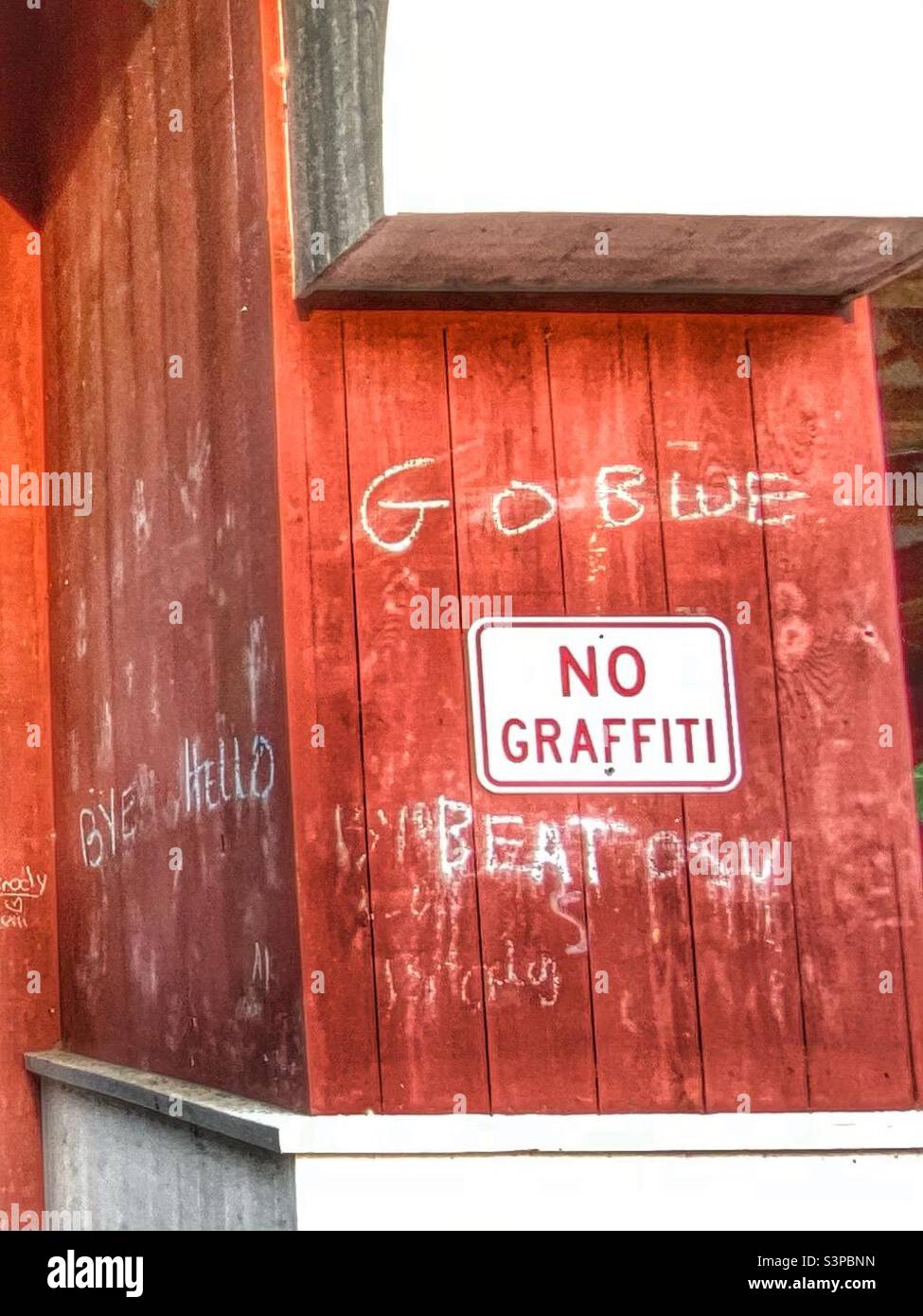 Ein No-Graffiti-Schild an einer roten Wand, umgeben von Graffiti; Go Blue, Beat OSU (HDR). Stockfoto