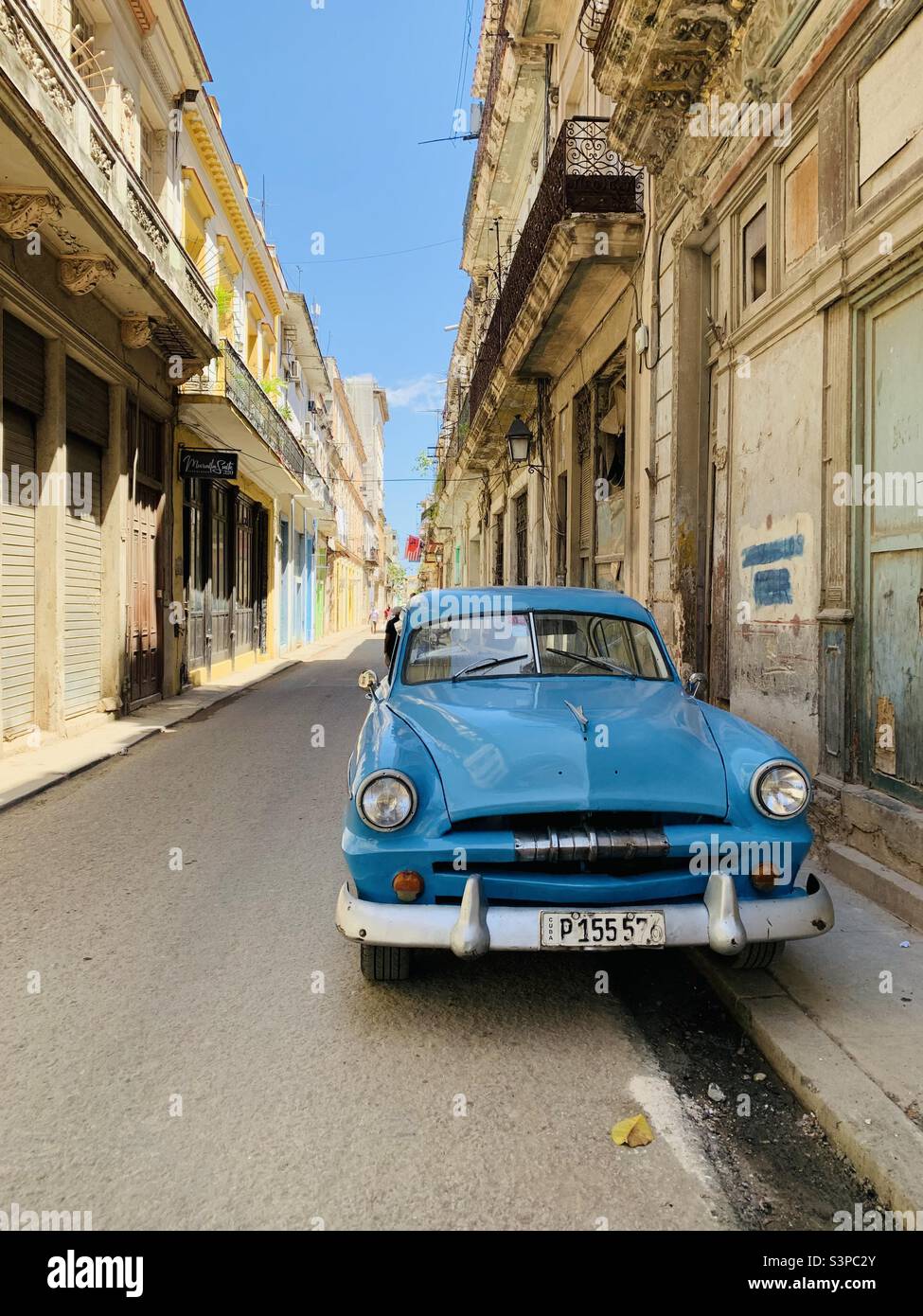 Klassisches amerikanisches Auto in einer engen Straße. Teniente Rey, Alt-Havanna, Havanna, Kuba. 2022. Stockfoto