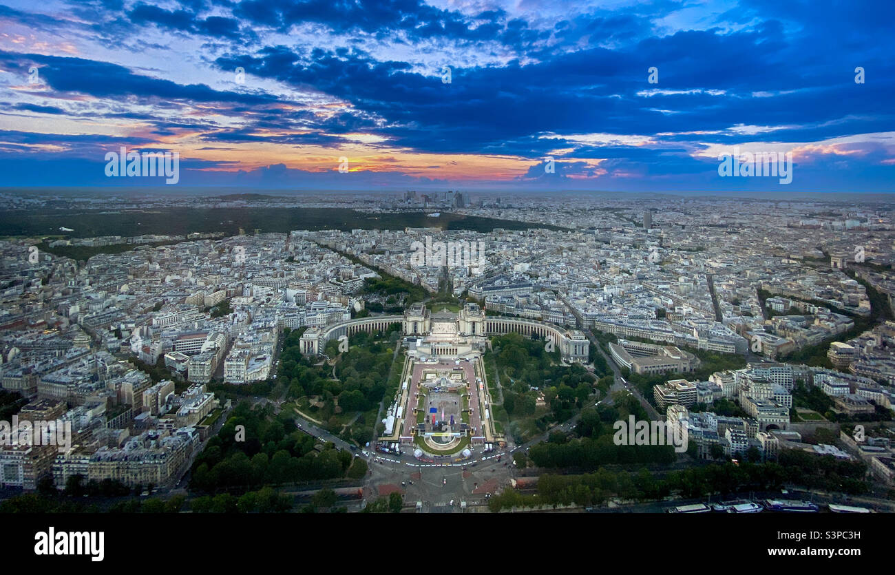 Luftaufnahme von Paris vom Eiffelturm mit dem Trocadero im Vordergrund. Stockfoto