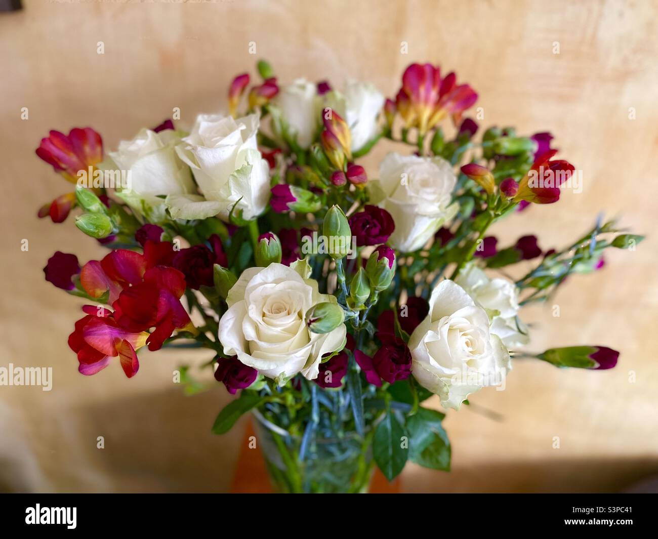 Vase mit Blumen zum Muttertag Stockfoto