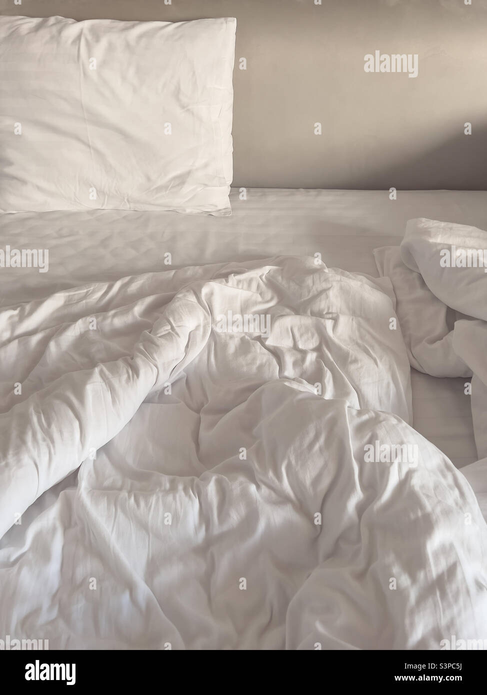 Bettdecke bedeckt ein weißes Kissen im Schlafzimmer Stockfoto