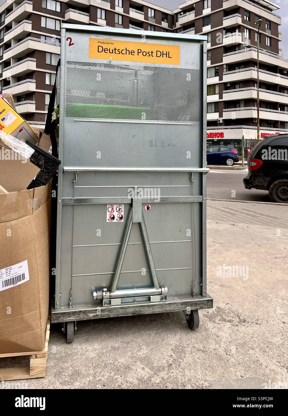 Paketrollcontainer der Deutschen Post DHL außerhalb des Lagers in Sofia, Bulgarien Stockfoto