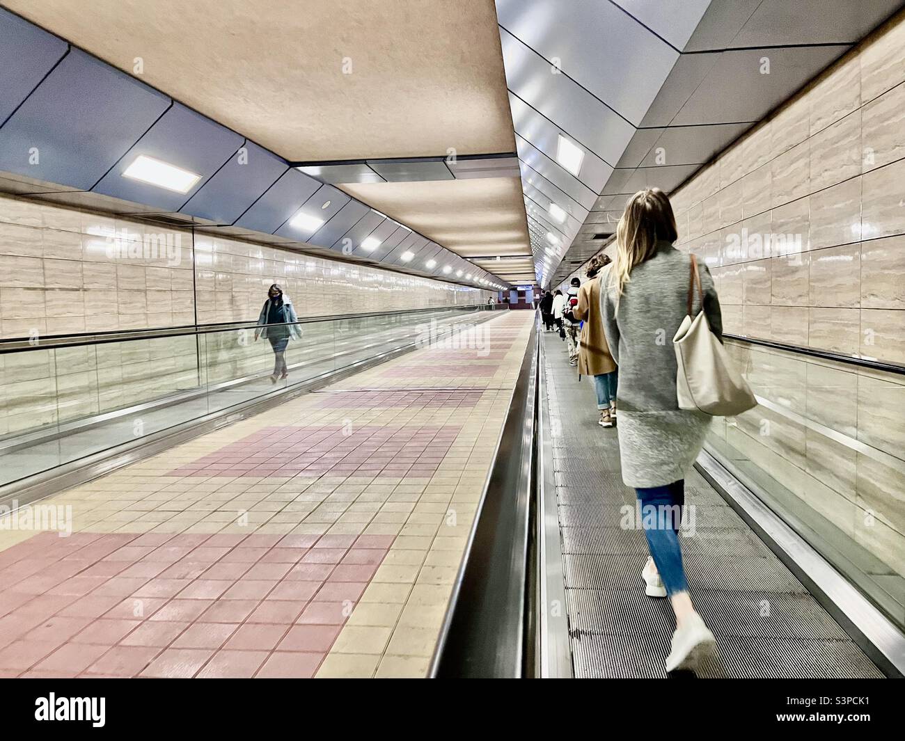Menschen, Pendler, Pendler, Pendler, Untertage, Unterführung, Tunnel, zwischen U-Bahn-Stationen, Sofia Bulgarien, Osteuropa, Balkan, EU - Smartphone-aufgenommenes Stockfoto